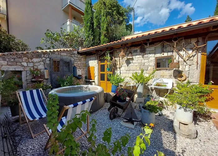 Semesterbostad House Rustic Heaven *